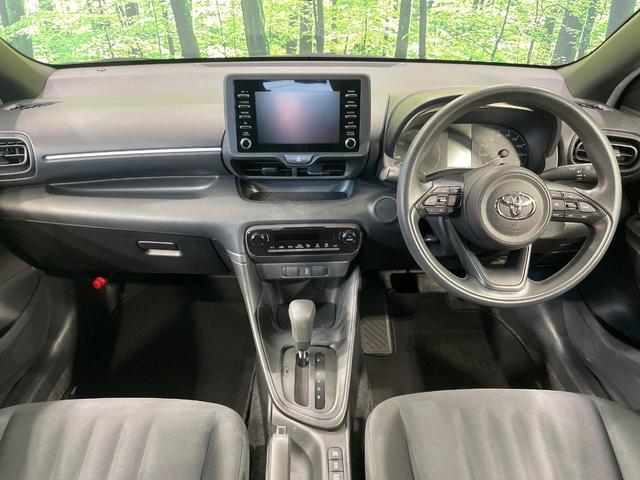 ヤリス ハイブリッドＸ　バックカメラ　衝突被害軽減システム　レーダークルーズ　禁煙車　コーナーセンサー　ビルトインＥＴＣ　車線逸脱警報　オートライト　オートエアコン　Ｂｌｕｅｔｏｏｔｈ（23枚目）