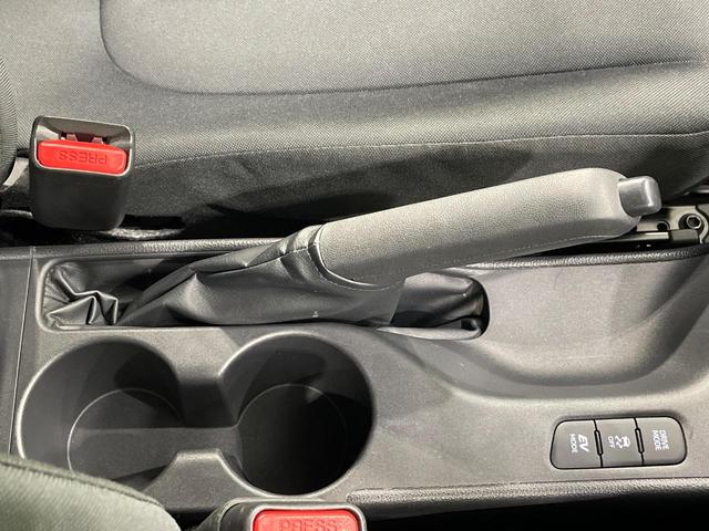 ヤリス ハイブリッドＸ　バックカメラ　衝突被害軽減システム　レーダークルーズ　禁煙車　コーナーセンサー　ビルトインＥＴＣ　車線逸脱警報　オートライト　オートエアコン　Ｂｌｕｅｔｏｏｔｈ（31枚目）