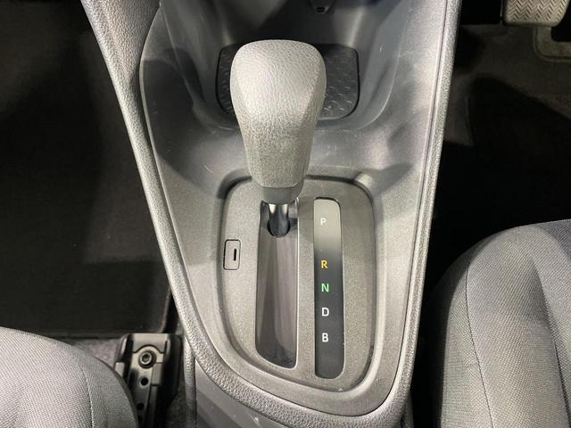 ヤリス ハイブリッドＸ　バックカメラ　衝突被害軽減システム　レーダークルーズ　禁煙車　コーナーセンサー　ビルトインＥＴＣ　車線逸脱警報　オートライト　オートエアコン　Ｂｌｕｅｔｏｏｔｈ（34枚目）