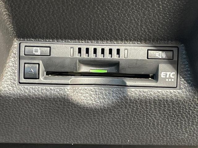 ヤリス ハイブリッドＸ　バックカメラ　衝突被害軽減システム　レーダークルーズ　禁煙車　コーナーセンサー　ビルトインＥＴＣ　車線逸脱警報　オートライト　オートエアコン　Ｂｌｕｅｔｏｏｔｈ（45枚目）