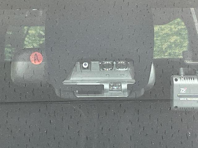 ヴォクシー ＺＳ　煌ＩＩＩ　両側電動ドア　純正１０型ナビ　後席モニター　バックカメラ　衝突軽減装置　禁煙車　ハーフレザーシート　ドラレコ　コーナーセンサー　スマートキー　ＬＥＤヘッド　ビルトインＥＴＣ（7枚目）
