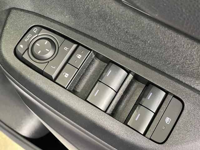 ヤリスクロス ハイブリッドＺ　全周囲カメラ　衝突被害軽減システム　禁煙車　パワーシート　コーナーセンサー　スマートキー　ＬＥＤヘッド　ビルトインＥＴＣ　純正１８インチアルミ　オートハイビーム　車線逸脱警報　オートライト（65枚目）