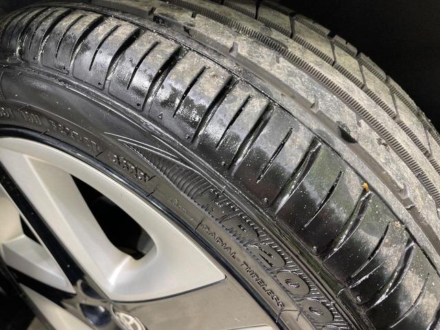 プリウス Ｓセーフティプラス　ツートーン　ＳＤナビ　バックカメラ　衝突被害軽減システム　禁煙車　ドラレコ　コーナーセンサー　スマートキー　ＬＥＤヘッド　ＥＴＣ　クルコン　純正１７インチアルミ　オートハイビーム　パークアシスト　車線逸脱警報（31枚目）