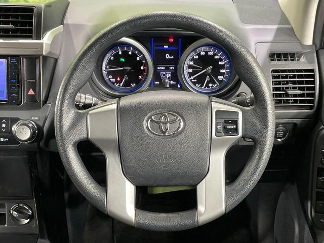 �C���e���A�ɍ��킹���f�U�C���̃X�e�A�����O�́A�^�]�������̂��Ƃ��l���A�^�]���₷���`��A�傫���ł��B�����x�A���ۂɐG���Ă��m���߂��������B