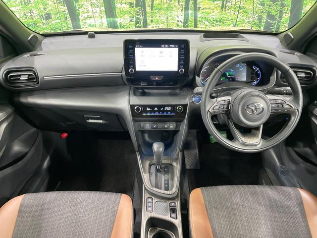 ヤリスクロス ハイブリッドＺ　アドベンチャー　純正８型ナビ　全周囲カメラ　衝突軽減装置　レーダークルーズ　禁煙車　２トーンカラー　ハーフレザーシート　前席シートヒーター　パワーシート　ドラレコ　コーナーセンサー　スマートキー　ＬＥＤヘッド　ＥＴＣ（2枚目）