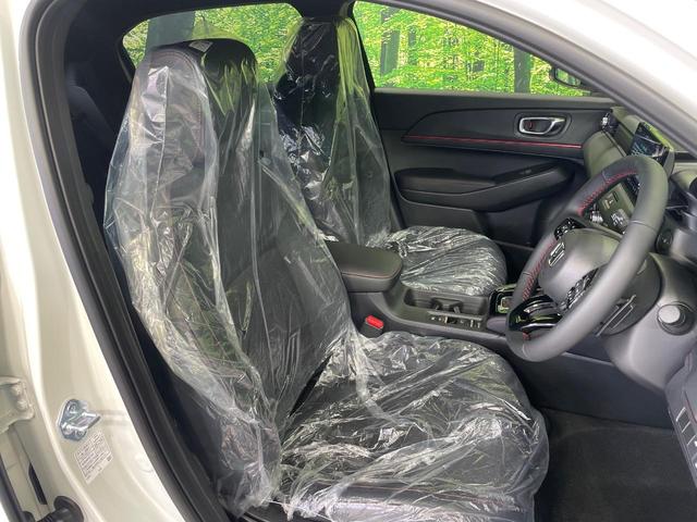 ヴェゼル ｅ：ＨＥＶ　ＲＳ　登録済未使用車　メーカー９型ナビ　全周囲カメラ　衝突軽減装置　電動リアゲート　ハーフレザーシート　コーナーセンサー　スマートキー　ＬＥＤヘッド　ＥＴＣ２．０　純正１８インチアルミ　オートハイビーム（8枚目）