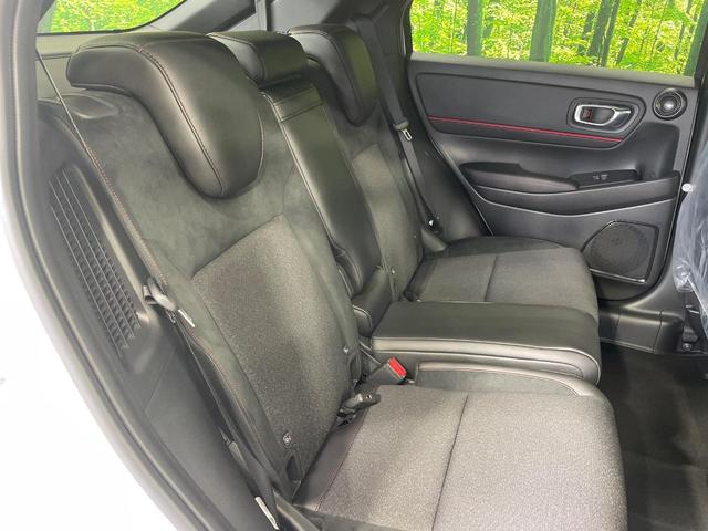 ヴェゼル ｅ：ＨＥＶ　ＲＳ　登録済未使用車　メーカー９型ナビ　全周囲カメラ　衝突軽減装置　電動リアゲート　ハーフレザーシート　コーナーセンサー　スマートキー　ＬＥＤヘッド　ＥＴＣ２．０　純正１８インチアルミ　オートハイビーム（9枚目）