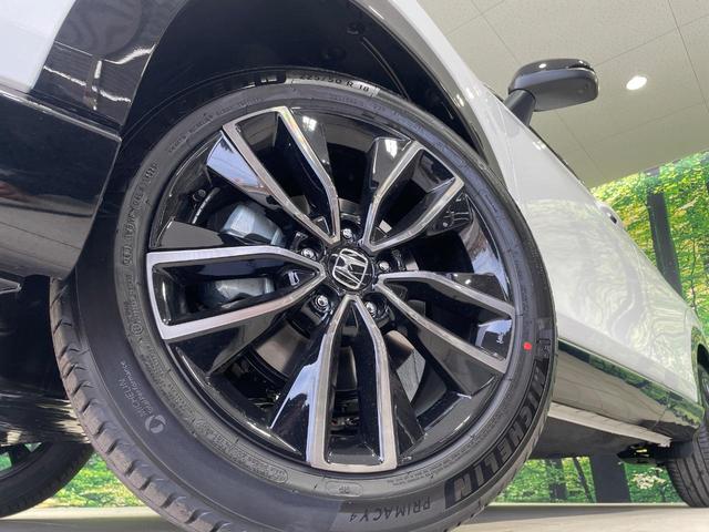 ヴェゼル ｅ：ＨＥＶ　ＲＳ　登録済未使用車　メーカー９型ナビ　全周囲カメラ　衝突軽減装置　電動リアゲート　ハーフレザーシート　コーナーセンサー　スマートキー　ＬＥＤヘッド　ＥＴＣ２．０　純正１８インチアルミ　オートハイビーム（13枚目）