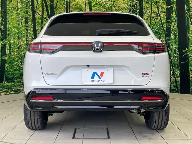 ヴェゼル ｅ：ＨＥＶ　ＲＳ　登録済未使用車　メーカー９型ナビ　全周囲カメラ　衝突軽減装置　電動リアゲート　ハーフレザーシート　コーナーセンサー　スマートキー　ＬＥＤヘッド　ＥＴＣ２．０　純正１８インチアルミ　オートハイビーム（15枚目）