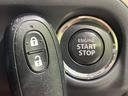 【キーレススタートシステム】カバンやポケットに入れたままでもドアの施錠・解錠が可能なスマートキーを装備。エンジンのオン・オフ時もカギを取り出す必要が無いからとっても便利です♪