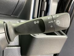 【オートライト】周りの明るさに応じて自動でヘッドライトの点灯・消灯ができる機能です！ライトの付け忘れ・消し忘れなどが無くなり、雨の日や夕方の走行も安心！トンネル通過時も便利ですね♪ 7
