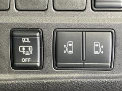 【両側パワースライドドア】スマートキーや運転席のスイッチで後席両側スライドドアの開閉が可能♪電動だから力を入れてドアを開ける必要が無く、小さなお子様でも簡単に開け閉めでき快適です♪ 5
