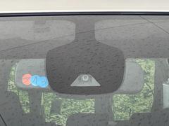 【エマージェンシーブレーキ】走行中に前方の車両等を認識し、衝突しそうな時は警報とブレーキで衝突回避と被害軽減をアシスト。より安全にドライブをお楽しみいただけます。 7