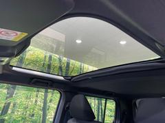 【ガラスルーフ】ガラスルーフ搭載で車内の解放感が一気にアップ！開放的なドライブをお楽しみいただけます。 3