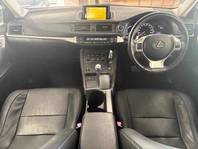 ＣＴ ＣＴ２００ｈ　バージョンＬ　バックカメラ　ナビ　クリアランスソナー　オートクルーズコントロール　アルミホイール　オートライト　ヘッドライトウォッシャー　パワーシート　革シート　スマートキー　電動格納ミラー　シートヒーター　ＣＶＴ（2枚目）