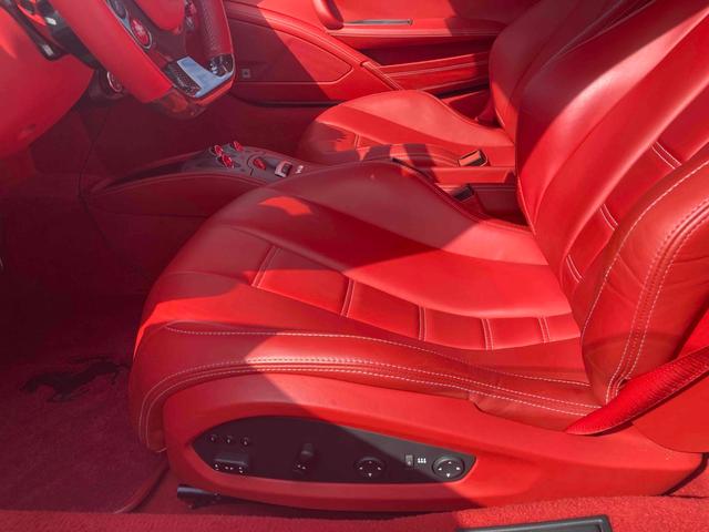 ４５８イタリア ベースグレード　左ハンドル　ＬＥＤカーボンステアリング　ＪＢＬサウンド　ロッソレザーフル電動シート　２０インチアルミホイール　革シート　ノビテックダウンサス　前後ホイールスペーサー　騒音試験成績表付き（11枚目）