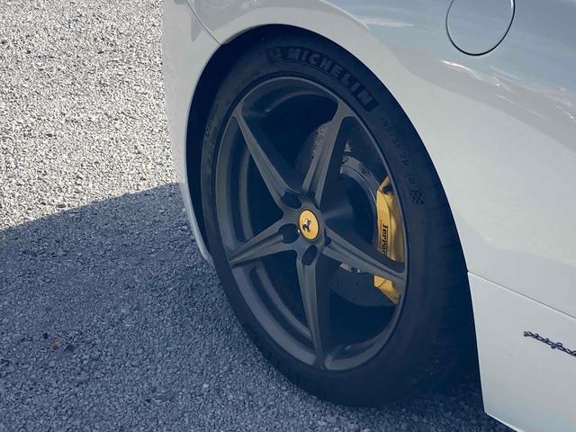 ４５８イタリア ベースグレード　左ハンドル　ＬＥＤカーボンステアリング　ＪＢＬサウンド　ロッソレザーフル電動シート　２０インチアルミホイール　革シート　ノビテックダウンサス　前後ホイールスペーサー　騒音試験成績表付き（42枚目）