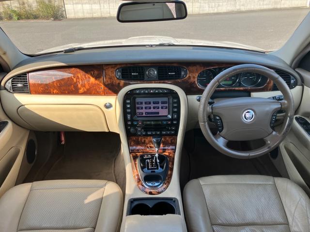 ＸＪ ＸＪ　３．０エグゼクティブ　ＥＴＣ　オートクルーズコントロール　ナビ　アルミホイール　ＡＴ　シートヒーター　キーレスエントリー　盗難防止システム　パワーシート　革シート　ＣＤ　ＡＢＳ（2枚目）