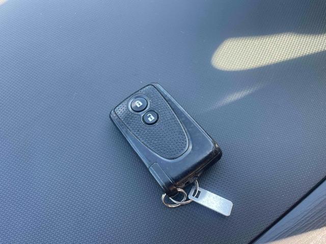 スマートエントリーキーシステムです。鍵を持っていればドアロック、解除、エンジン始動も楽チンです。イチイチ鍵を出す手間も無くなりますよ。悪天候時にも重宝しますね。