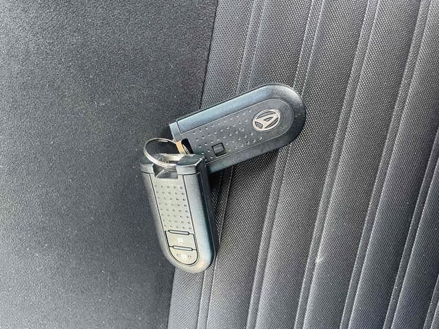 スマートエントリーキーシステムです。鍵を持っていればドアロック、解除、エンジン始動も楽チンです。イチイチ鍵を出す手間も無くなりますよ。悪天候時にも重宝しますね。