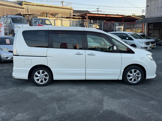 セレナ ハイウェイスター　Ｖセレクション　後席モニター　ナビ　フルセグＴＶ　バックカメラ　Ｂｌｕｅｔｏｏｔｈオーディオ　クルーズコントロール　両側電動スライドドア　ＥＴＣ　オートライト　フォグランプ　ＨＩＤ　アイドリングストップ　スマートキー（4枚目）