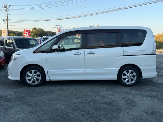 セレナ ハイウェイスター　Ｖセレクション　後席モニター　ナビ　フルセグＴＶ　バックカメラ　Ｂｌｕｅｔｏｏｔｈオーディオ　クルーズコントロール　両側電動スライドドア　ＥＴＣ　オートライト　フォグランプ　ＨＩＤ　アイドリングストップ　スマートキー（8枚目）