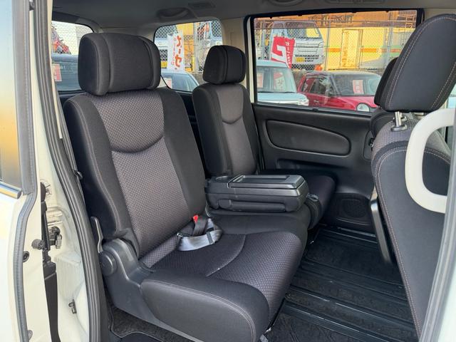 セレナ ハイウェイスター　Ｖセレクション　後席モニター　ナビ　フルセグＴＶ　バックカメラ　Ｂｌｕｅｔｏｏｔｈオーディオ　クルーズコントロール　両側電動スライドドア　ＥＴＣ　オートライト　フォグランプ　ＨＩＤ　アイドリングストップ　スマートキー（12枚目）