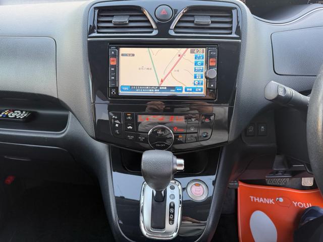 セレナ ハイウェイスター　Ｖセレクション　後席モニター　ナビ　フルセグＴＶ　バックカメラ　Ｂｌｕｅｔｏｏｔｈオーディオ　クルーズコントロール　両側電動スライドドア　ＥＴＣ　オートライト　フォグランプ　ＨＩＤ　アイドリングストップ　スマートキー（18枚目）