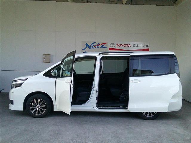 ヴォクシー Ｘ　アイドリングストップ機能　エアバック　ダブルエアコン　盗難防止　Ｒカメラ　フルセグ地デジ　ＤＶＤ再生可　ナビ＆ＴＶ　ＷＳＲＳ　キ－レス　エアコン　パワステ　メモリナビ　フルフラット　横滑防止　ＰＷ（3枚目）