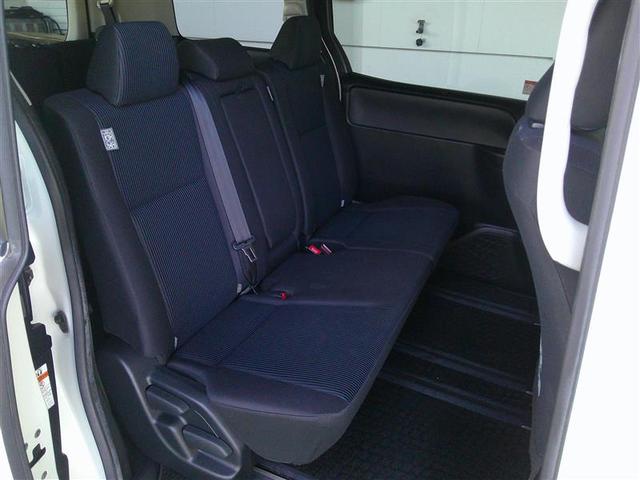 ヴォクシー Ｘ　アイドリングストップ機能　エアバック　ダブルエアコン　盗難防止　Ｒカメラ　フルセグ地デジ　ＤＶＤ再生可　ナビ＆ＴＶ　ＷＳＲＳ　キ－レス　エアコン　パワステ　メモリナビ　フルフラット　横滑防止　ＰＷ（9枚目）