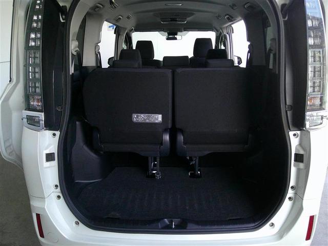 ヴォクシー Ｘ　アイドリングストップ機能　エアバック　ダブルエアコン　盗難防止　Ｒカメラ　フルセグ地デジ　ＤＶＤ再生可　ナビ＆ＴＶ　ＷＳＲＳ　キ－レス　エアコン　パワステ　メモリナビ　フルフラット　横滑防止　ＰＷ（11枚目）