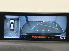 全周囲や後方確認に便利で安全な全方位型モニターとバックカメラも装備しています。 7