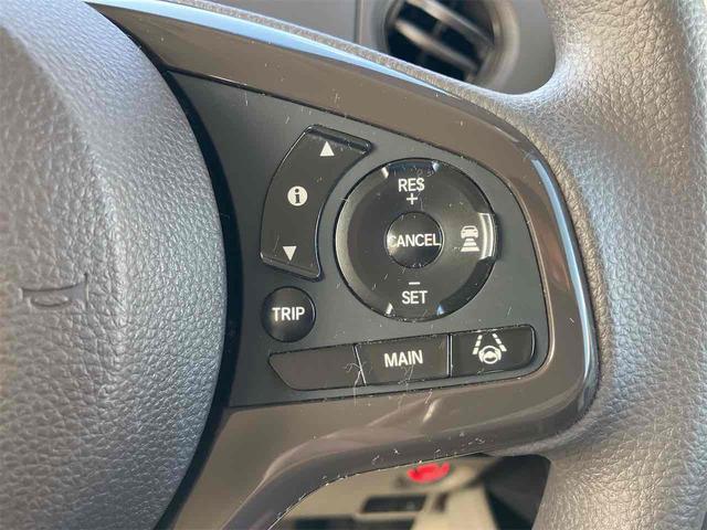 自ら操るハンドル!ドライバーの生命線です。目線を大きくそらすことなくボタンの操作を行うことができるので、安全にも配慮できますね。