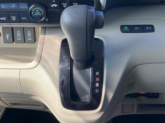 シフトレバー。ぜひ一度お客様の目で確認してください。