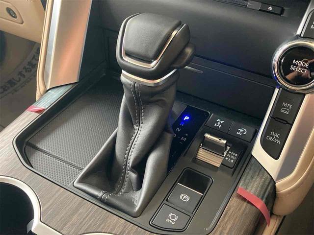 必ず使用するシフトレバー。確りと確認したいですね。