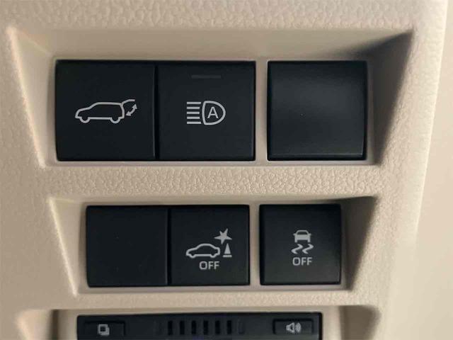 オートマチックハイビーム『先行車や対向車のライトを認識し、ハイビームとロービームを自動で切り替える機能です♪』