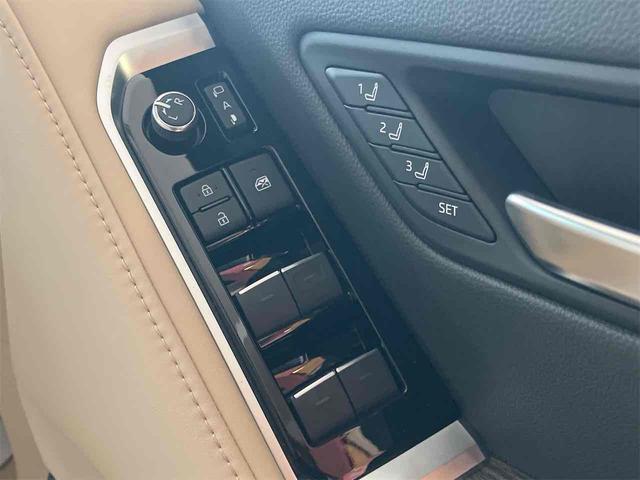 パワーウィンドウのスイッチですよ。運転席に居ながら窓を開け閉めのコントロールできますよ。