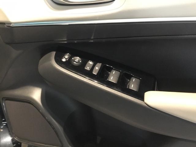 ヴェゼル ｅ：ＨＥＶＰＬａＹ　メモリーナビ　リアカメラ　ＥＴＣ　衝突被害軽減ブレーキ　カーテンエアバッグ　盗難防止装置　アイドルストップ　Ｐセンサー　ＡＢＳ　ＥＳＣ　フルオートエアコン　エアバッグ　ＬＥＤヘッドライト　スマキー（21枚目）