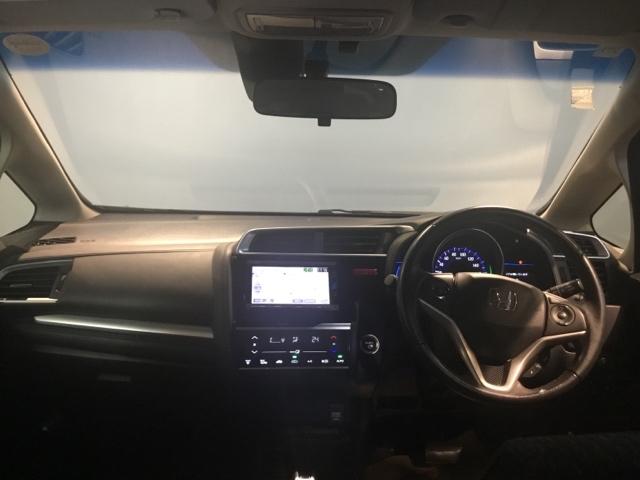 フロントガラスが大きく、ワイドな視界で運転もしやすくなるように設定されています。