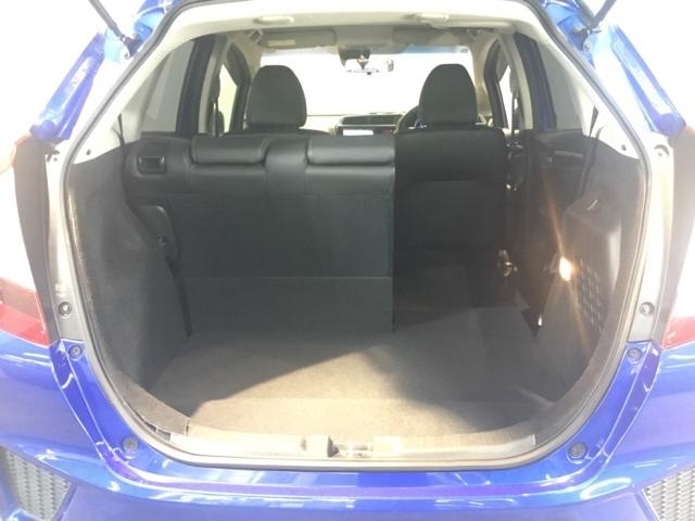 ワンアクションで後席を倒して、さらに使いやすく！！背もたれを左右別々に倒すことができます。