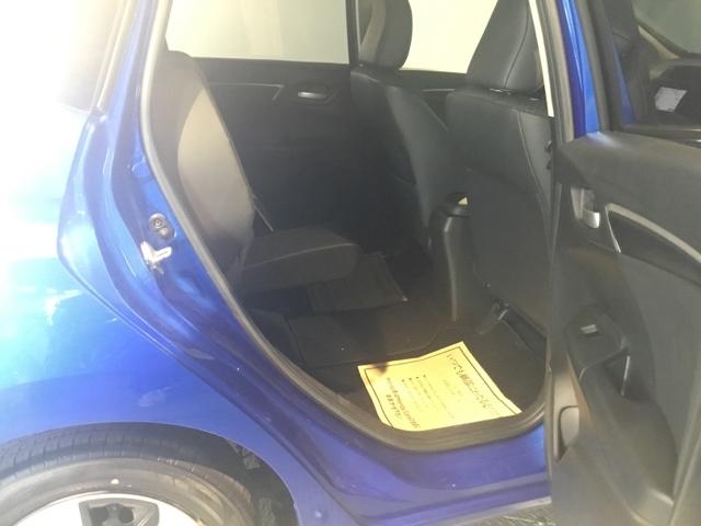 後席の座面をはねあげると、後席のあったスペースがそのまま高さのある荷室空間に！背の高い荷物も横にせずそのまま積み込めます。もちろん左右片方だけのアレンジも可能です。