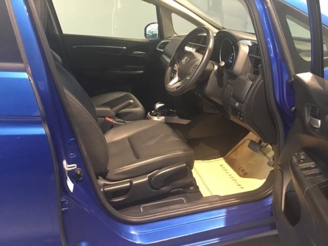 運転席は、大きな座面と包み込むような背もたれがドライバーの身体全体をしっかり支えます。上質なシート素材と座り心地のよいクッションを採用し、長時間の運転やコーナーの多い道も快適です。