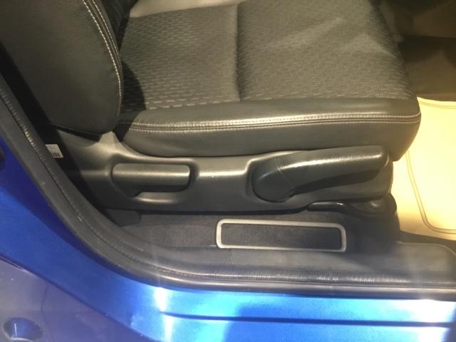 手動のレバーを使って、シートの高さや背もたれの角度を変えることができます。