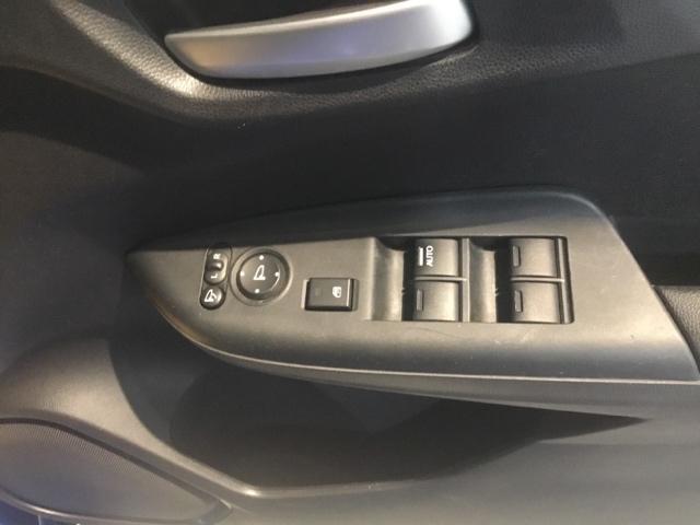 【パワーウィンドウスイッチ】ワンタッチで、パワーウインドウやドアミラーを操作できます。