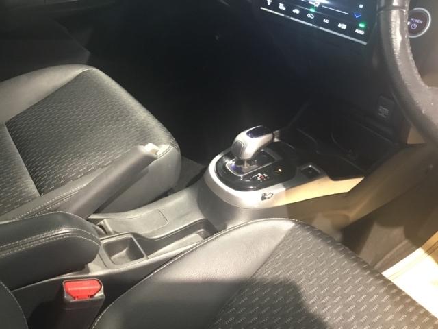 どのポジションにもワンアクションで操作できるフロアシフトに、パーキングブレーキは、使いやすいハンドタイプのサイドブレーキです。