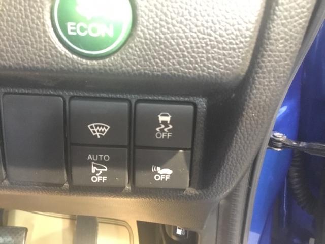 【ｅコンスイッチ】低燃費運転をサポートするＥＣＯＮモード。スイッチをＯＮすると、エンジンやトランスミッション、Ａ／Ｃなどを協調制御し、燃費の向上に貢献。エコドライブの効果を高めます。