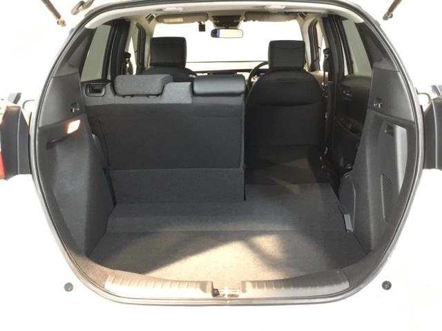 ワンアクションで後席を倒して、さらに使いやすく！！背もたれを左右別々に倒すことができます。