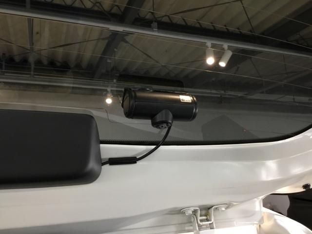 後方も見逃さない。リアドラレコが、あなたのドライブをサポート。