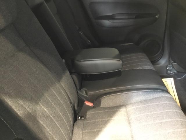 後席にもアームレストがついております。ゆっくりおくつろぎいただけます。