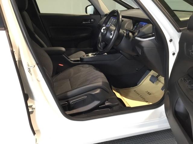 運転席は、大きな座面と包み込むような背もたれがドライバーの身体全体をしっかり支えます。上質なシート素材と座り心地のよいクッションを採用し、長時間の運転やコーナーの多い道も快適です。